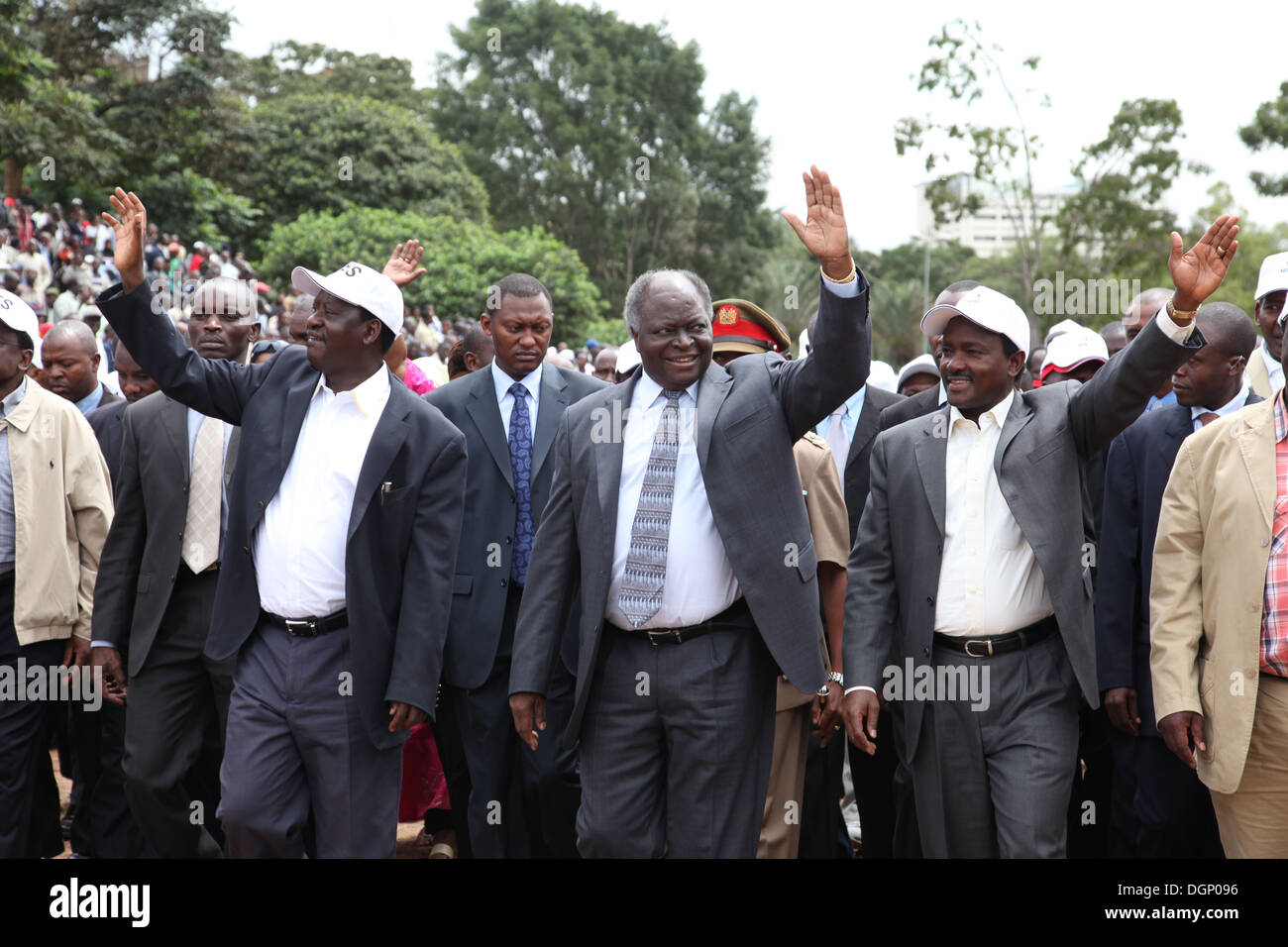 :Kenya Référendum CampaignCaption:Le président Mwai Kibaki (centre) le premier ministre Raila Odinga(à gauche) avec le Vice-président Kalonzo Banque D'Images