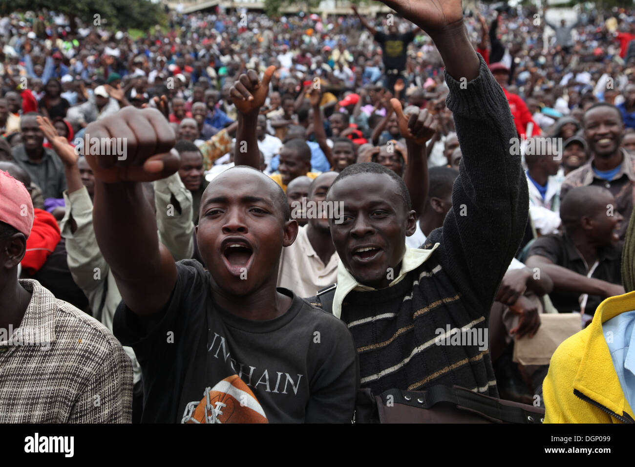 Nouveau projet de constitution partisans Cheer up le président Mwai Kibaki et le premier ministre Raila Odinga lors de lancer 'OUI' Banque D'Images