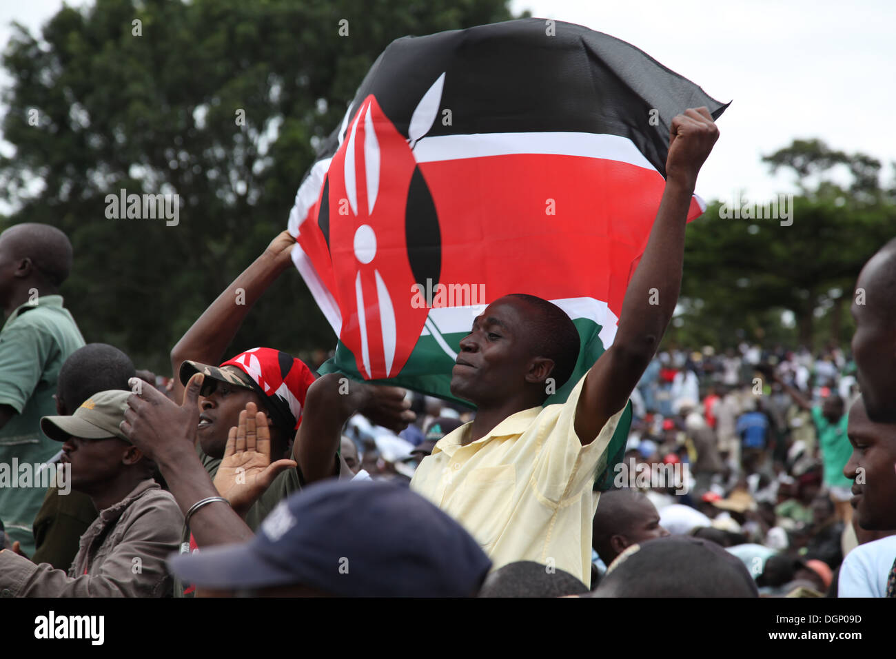 Nouveau projet de constitution Suppoters Cheer up le président Mwai Kibaki et le premier ministre Raila Odinga lors du lancement de la campagne 'OUI' Banque D'Images