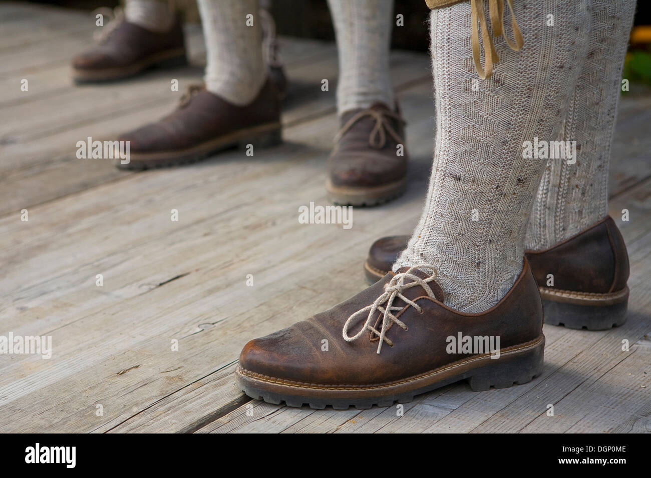 Costume traditionnel tyrolien, détail des pieds, dans le Tyrol du Sud, Italie, Europe Banque D'Images