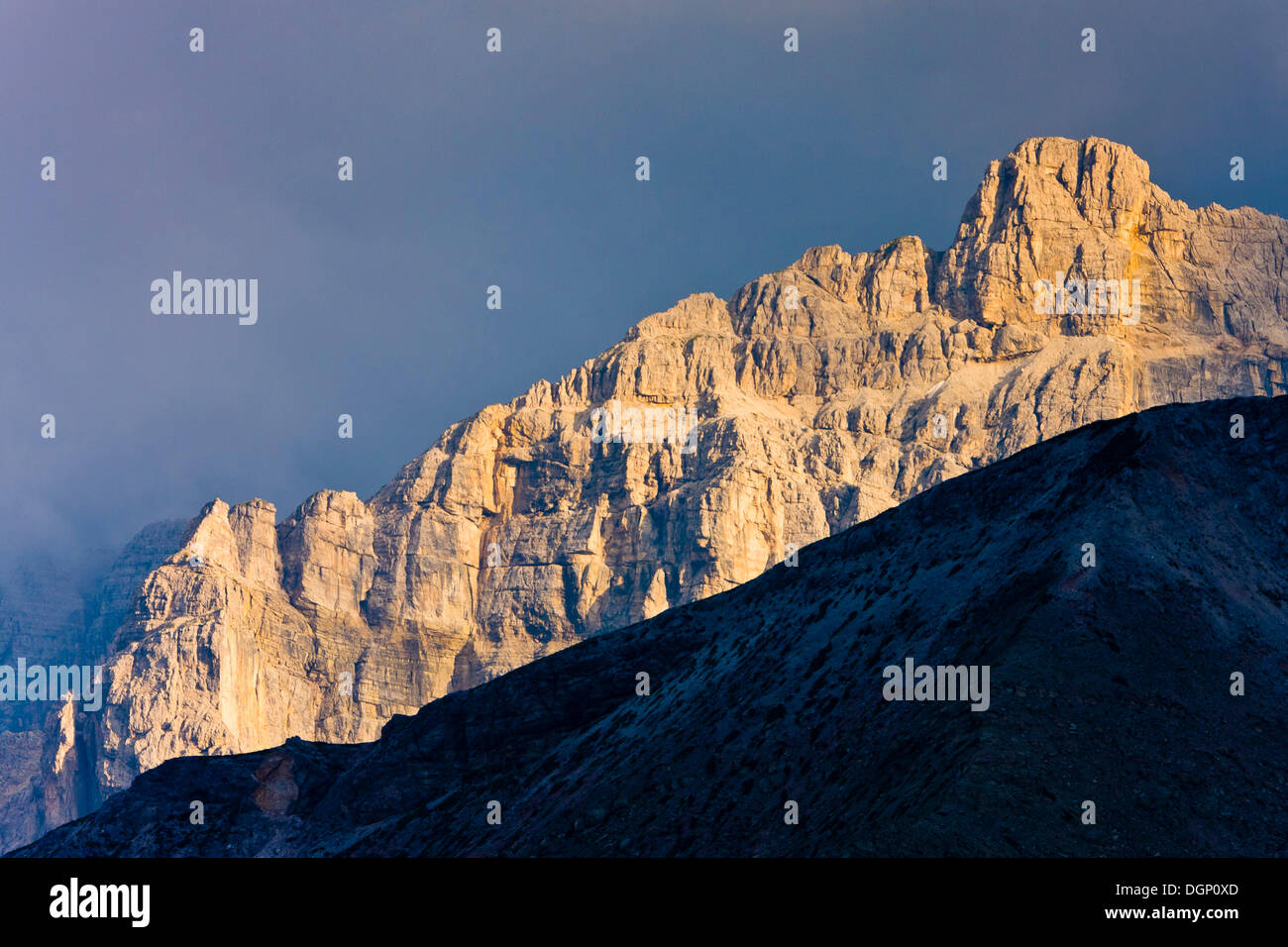 Sur Zendleser Villnoesstal Mt Kofel, ou la vallée de Val di Funes, Dolomites, Tyrol du Sud, Italie, Europe Banque D'Images