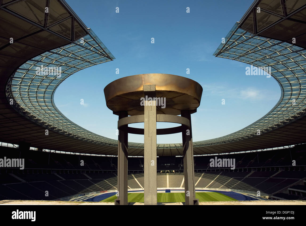 Berlin, Allemagne, le brasero dans le Stade Olympique de Berlin Photo Stock  - Alamy