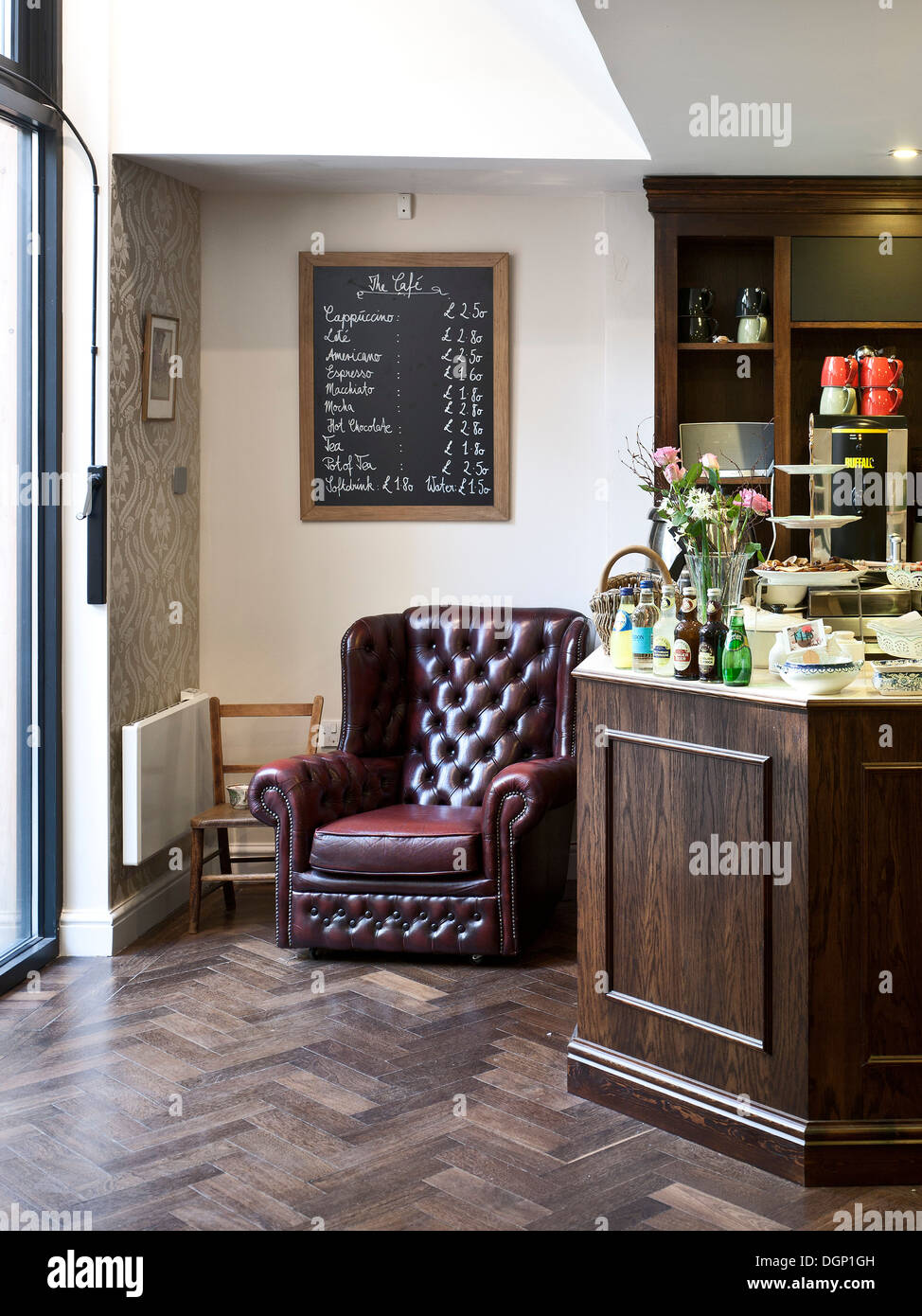 Charles Dickens Museum, Londres, Royaume-Uni. Architecte : Purcell UK, 2012. Détail de café avec comptoir de service. Banque D'Images