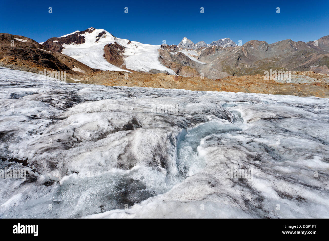 Vue sur le chemin vers le sommet de la Cima Venezia mountain, sur Hohenferner Martellerhuette au-dessus de la montagne Mountain Lodge dans le Banque D'Images