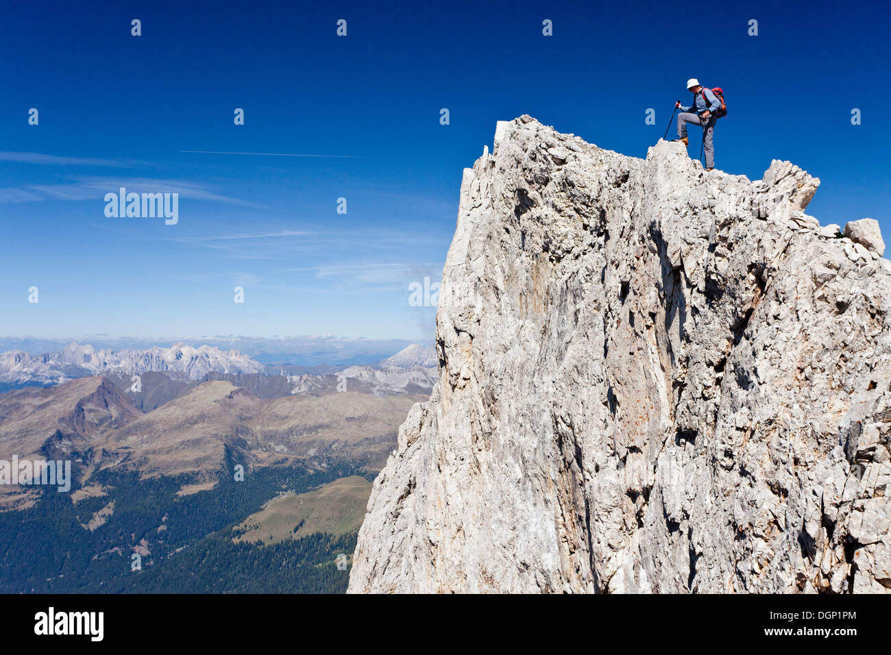 D'alpiniste sur le sommet de la Cima Vezzena Mountain dans le groupe Pala au-dessus de San Martino, surplombant les Dolomites avec le Banque D'Images