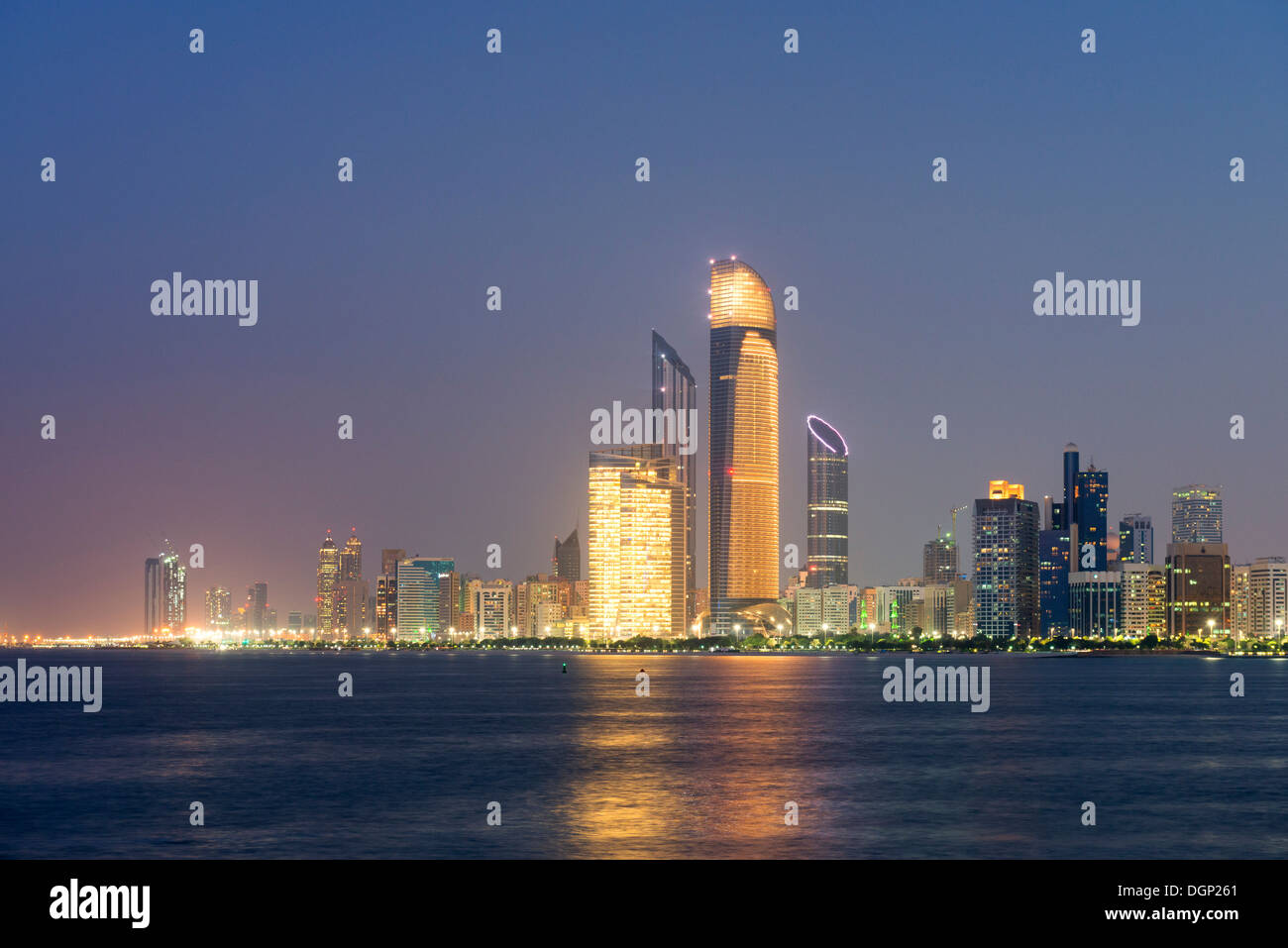 Vue de nuit sur la ville moderne d'Abu Dhabi dans les Émirats Arabes Unis ÉMIRATS ARABES UNIS Banque D'Images