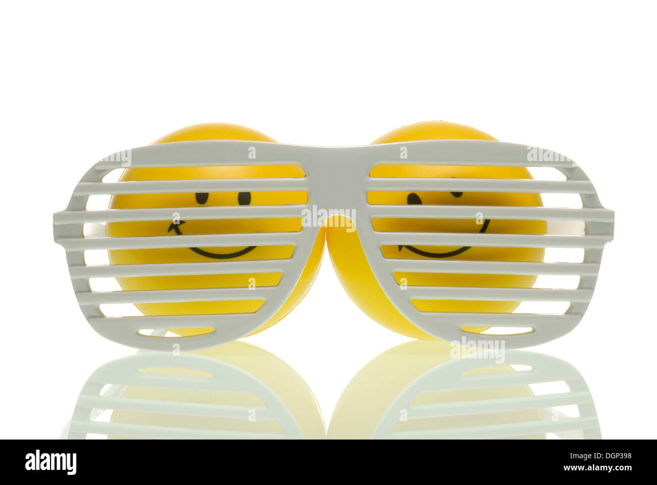 Deux smileys derrière des lunettes Banque D'Images Deux smileys derrière des lunettes Banque D'Images