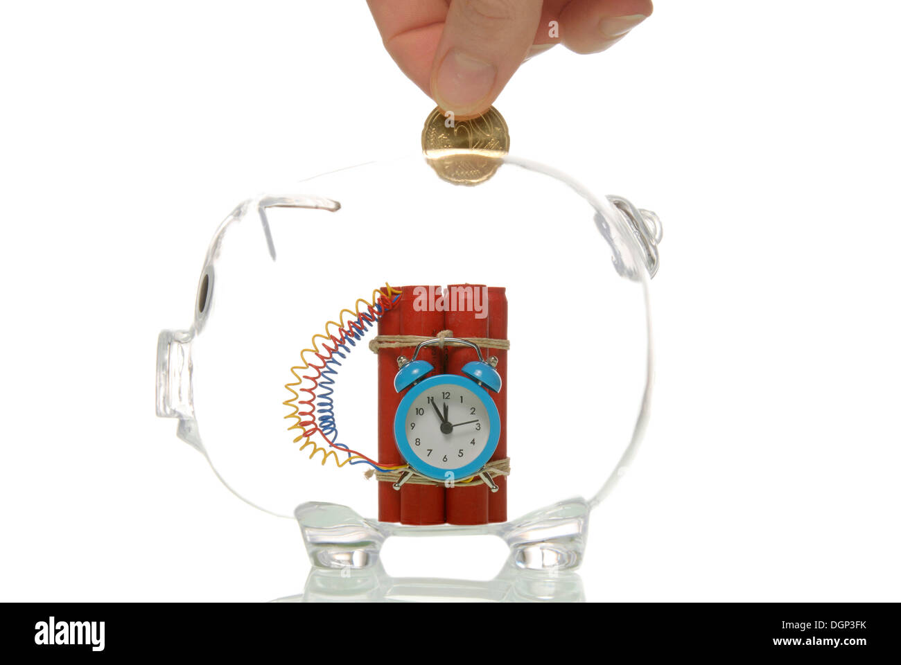 Tirelire transparente avec une bombe, symbolique de la crise bancaire Banque D'Images