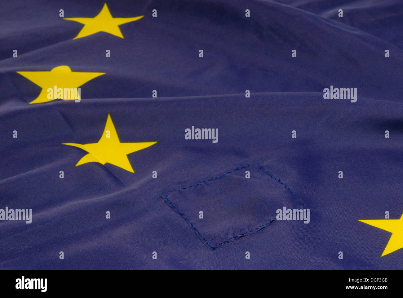 Pavillon de l'Europe avec un patch, une étoile est cousue dessus, image symbolique de la Grèce de quitter la Communauté européenne Banque D'Images