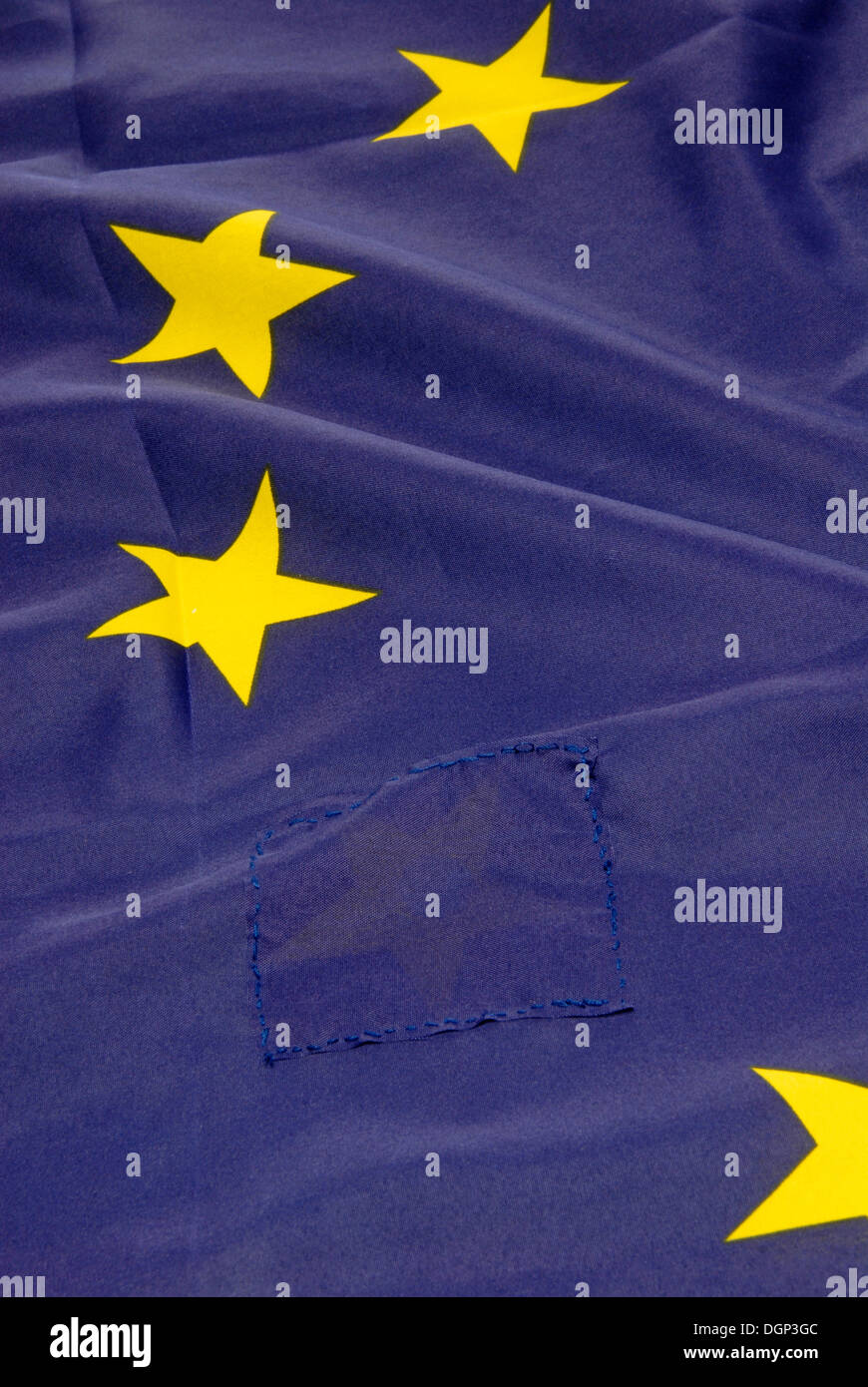 Pavillon de l'Europe avec un patch, une étoile est cousue dessus, image symbolique de la Grèce de quitter la Communauté européenne Banque D'Images