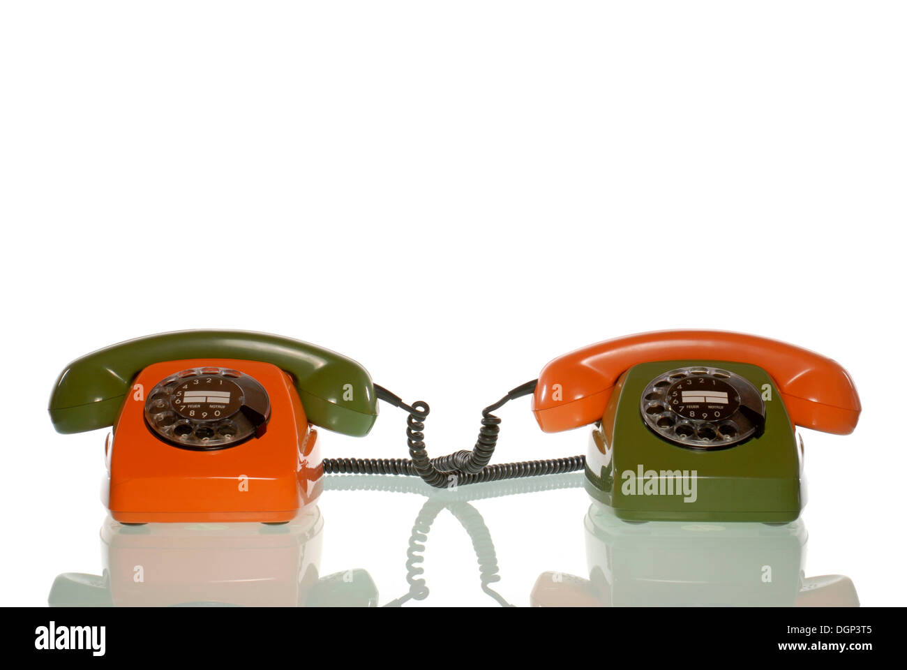 Une orange et un téléphone vert avec des récepteurs en couleurs inversées Banque D'Images