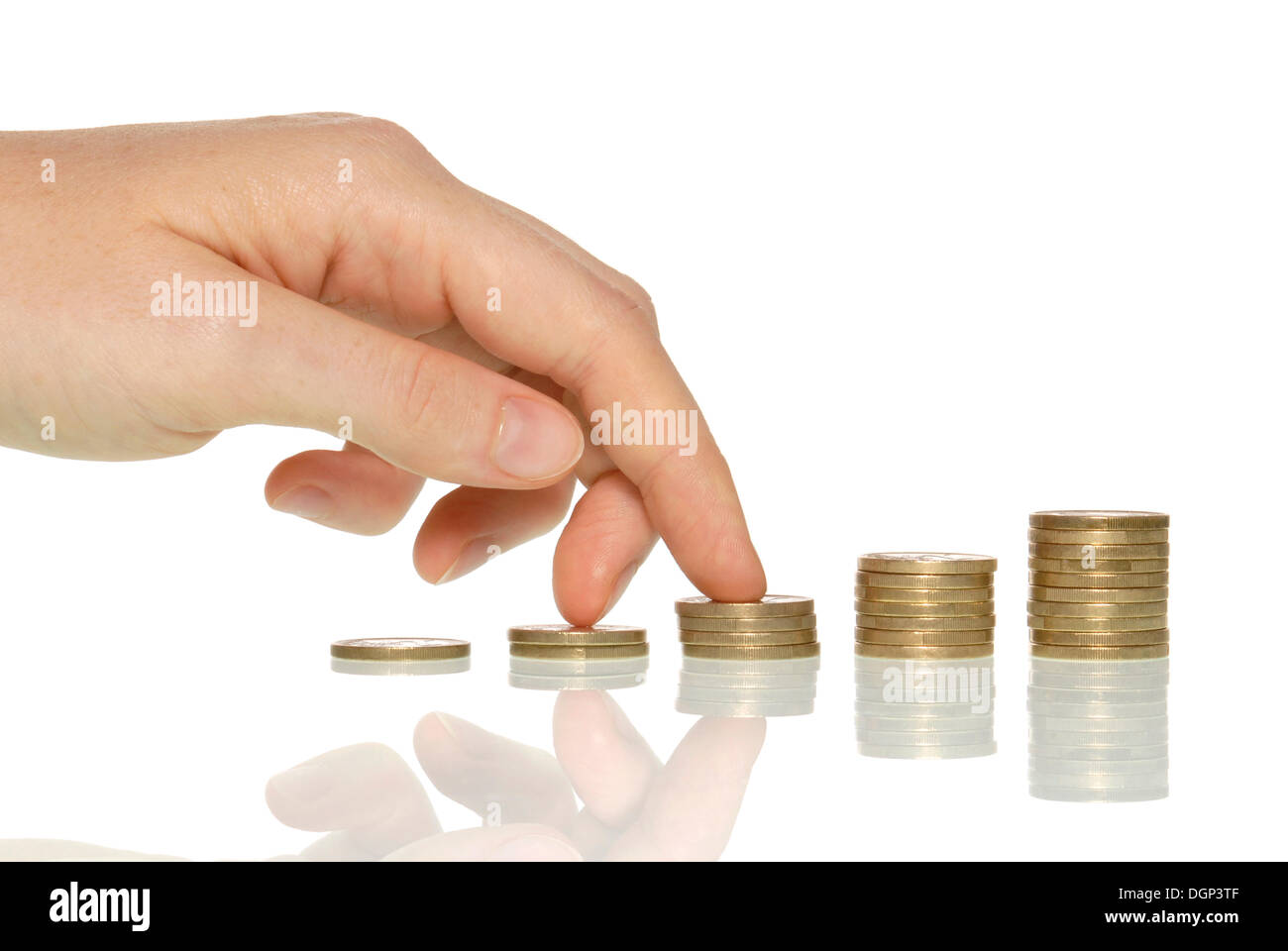 La main de femme qui monte escaliers faits de pièces de monnaie, l'image symbolique de l'accroissement des rendements Banque D'Images