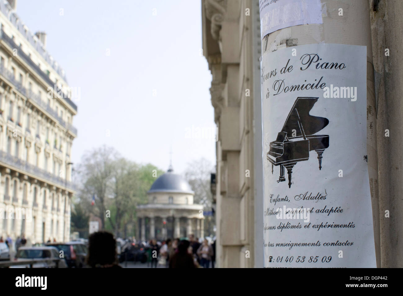 Plaque de rue annonce leçons de piano, Paris Banque D'Images