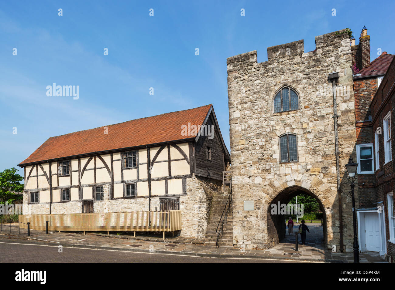 L'Angleterre, dans le Hampshire, Southampton, Tudor Merchants Hall et Westgate Banque D'Images