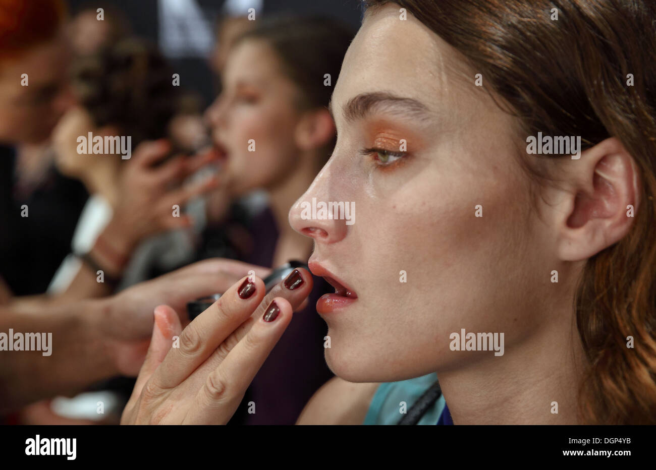 Berlin, Allemagne, le maquillage est appliqué dans les modèles à la Fashion Week Banque D'Images