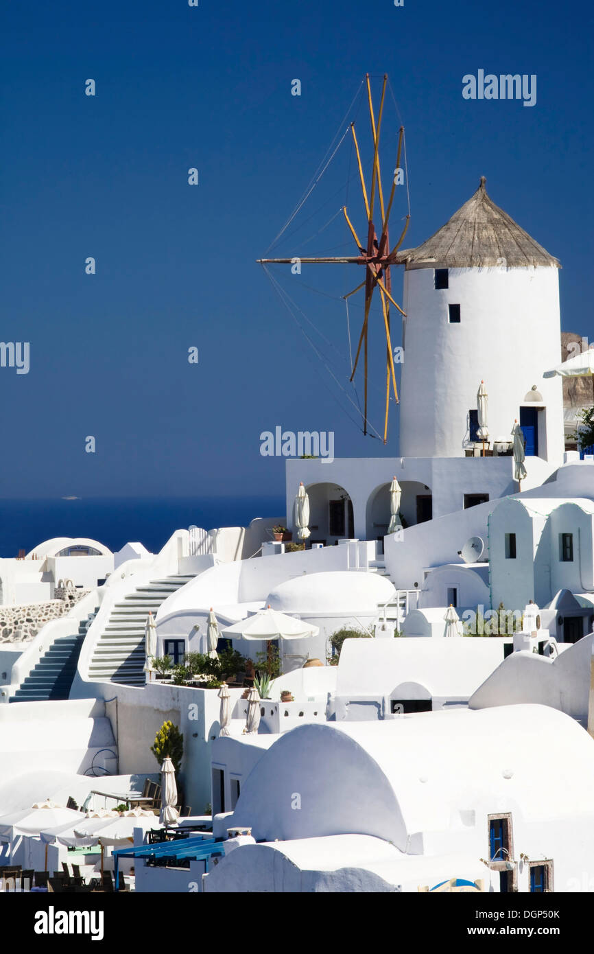 Moulin à vent entre cafés et restaurants, Oia, Santorini, Cyclades, Grèce, Europe Banque D'Images