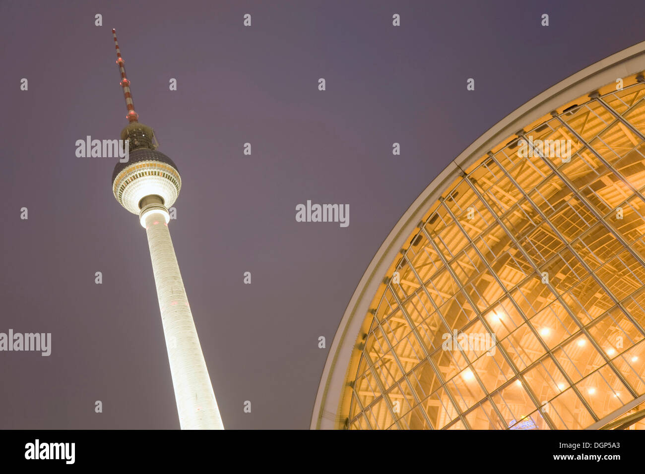 S-gare Alexanderplatz et la tour de télévision, Berlin Fernsehturm Banque D'Images