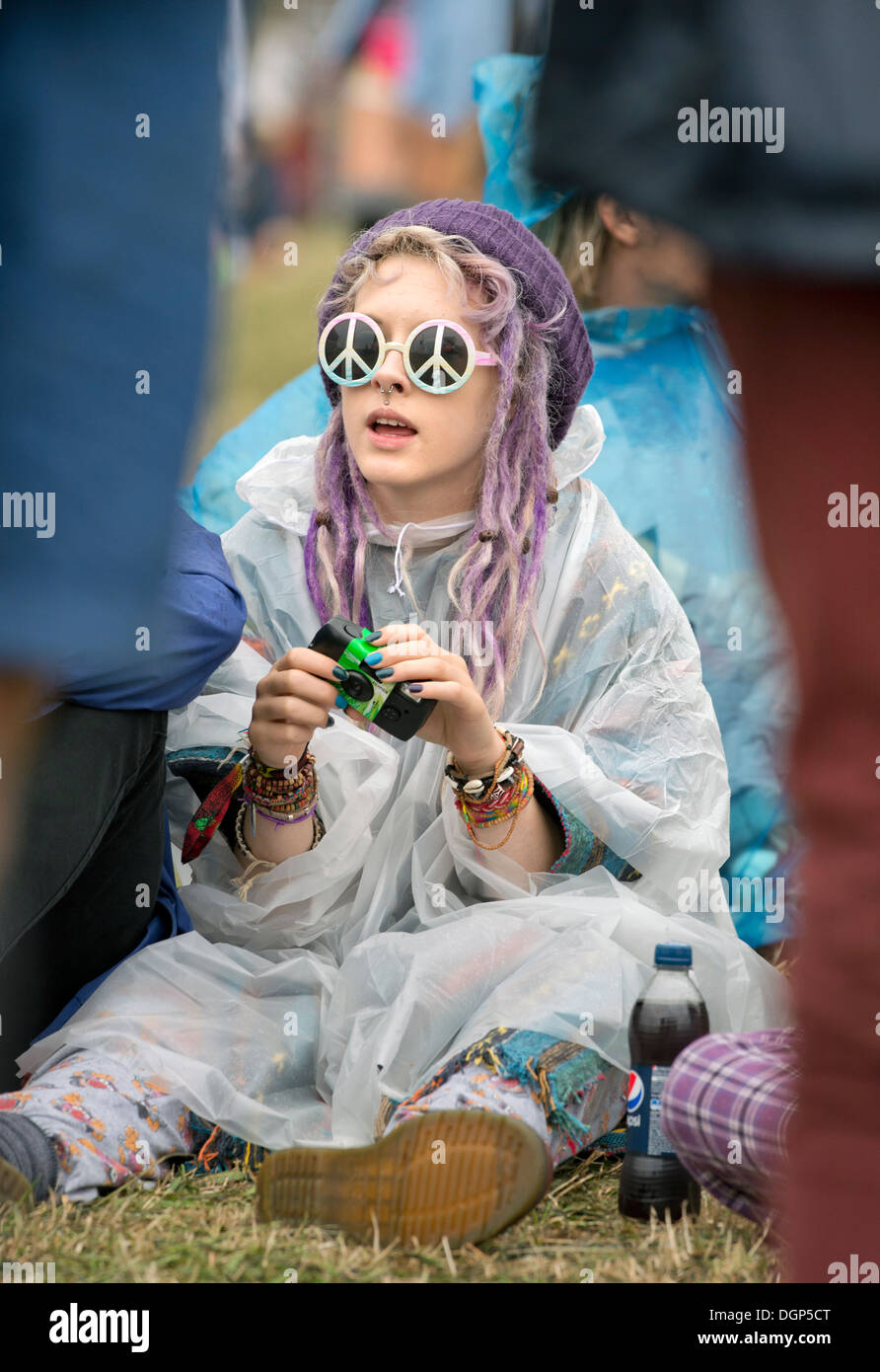 Le Reading Festival - une fille dans un poncho en plastique avec lunettes CND Août 2013 Banque D'Images