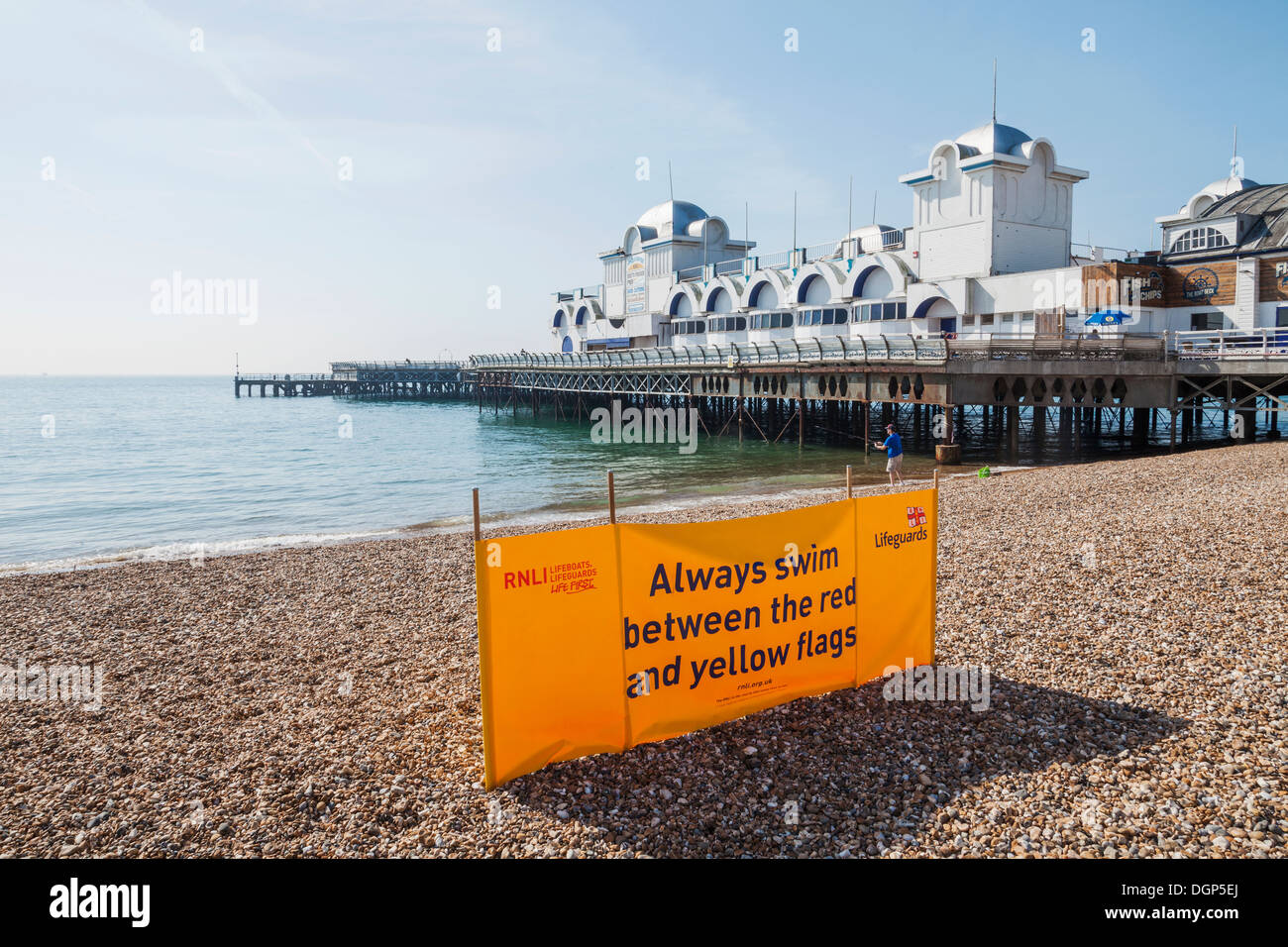 L'Angleterre, Portsmouth, Hampshire, Southsea, la plage de Southsea, Lifeguard Warning Sign Banque D'Images