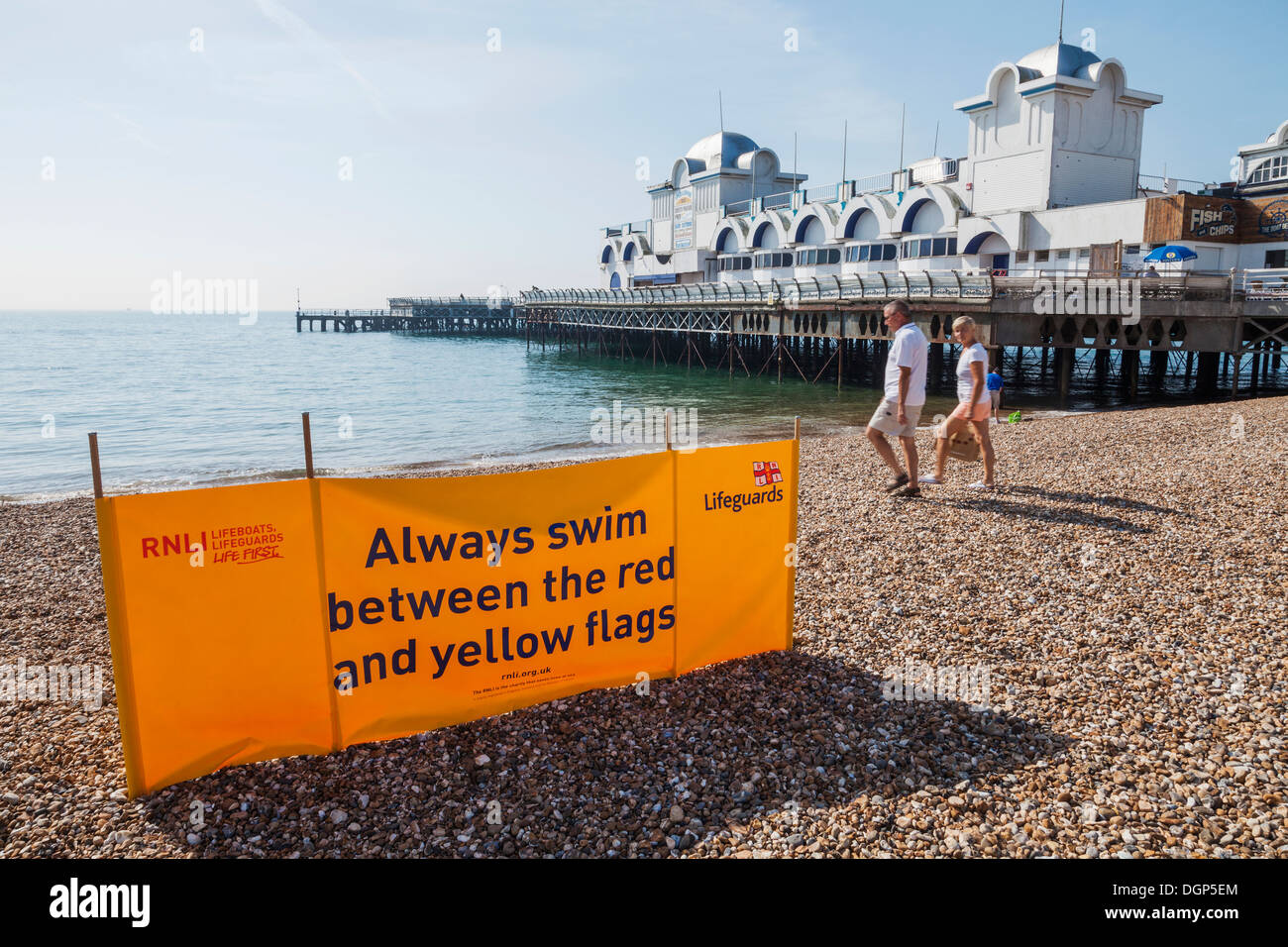 L'Angleterre, Portsmouth, Hampshire, Southsea, la plage de Southsea, Lifeguard Warning Sign Banque D'Images