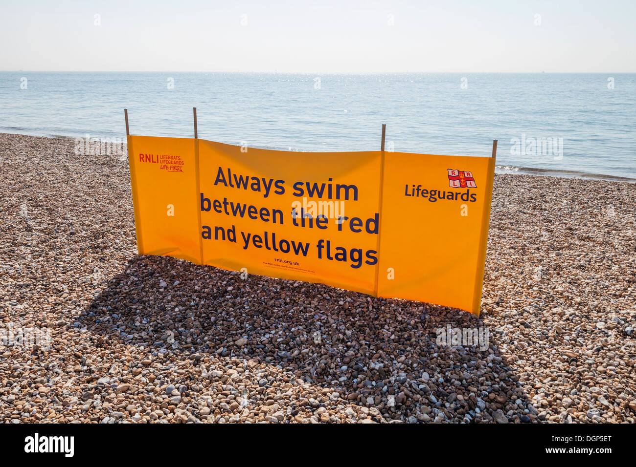 L'Angleterre, Portsmouth, Hampshire, Southsea, la plage de Southsea, Lifeguard Warning Sign Banque D'Images