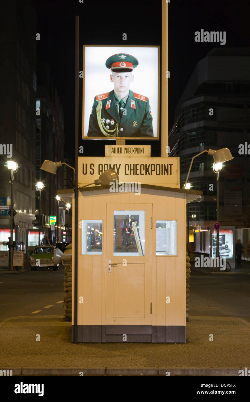 Portrait d'un soldat russe à l'ancien poste frontière Checkpoint Charlie, Berlin Banque D'Images