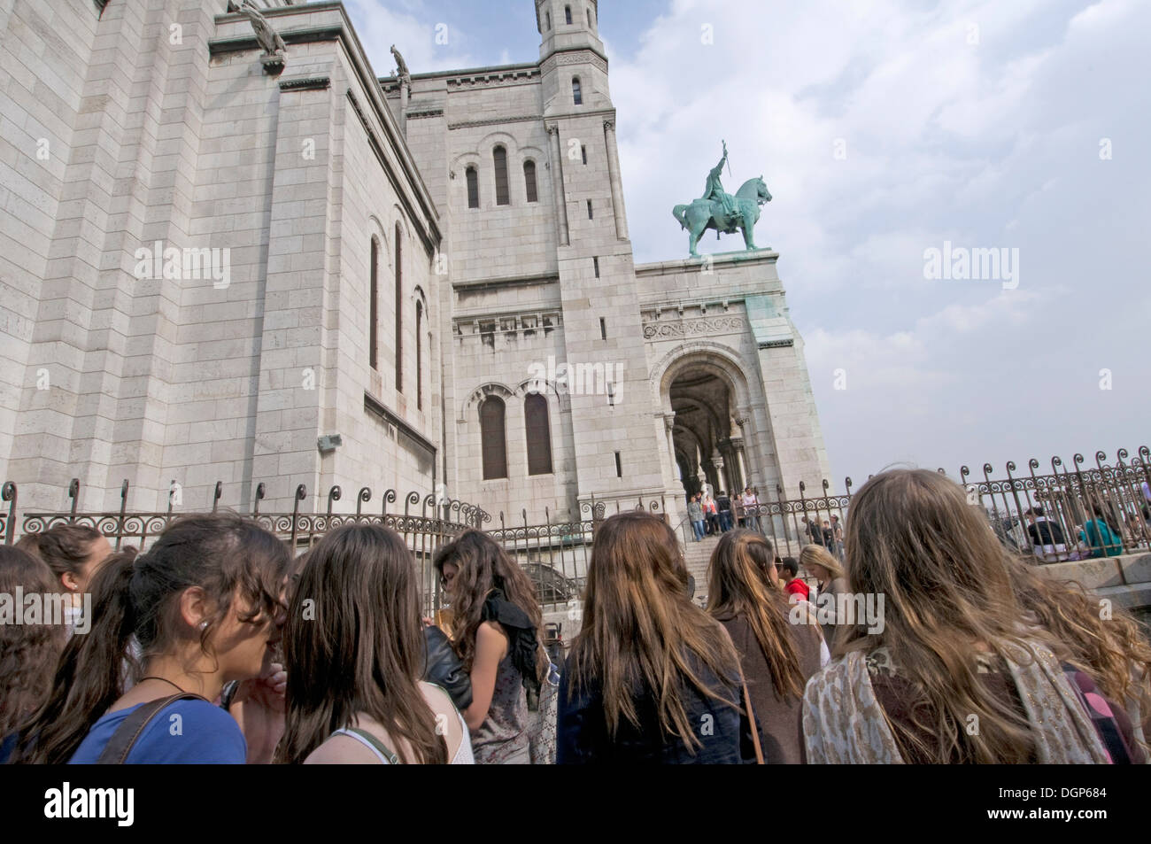 Les gens à l'extérieur de la basilique du Sacré-Cœur à Montmartre, Paris, France Banque D'Images