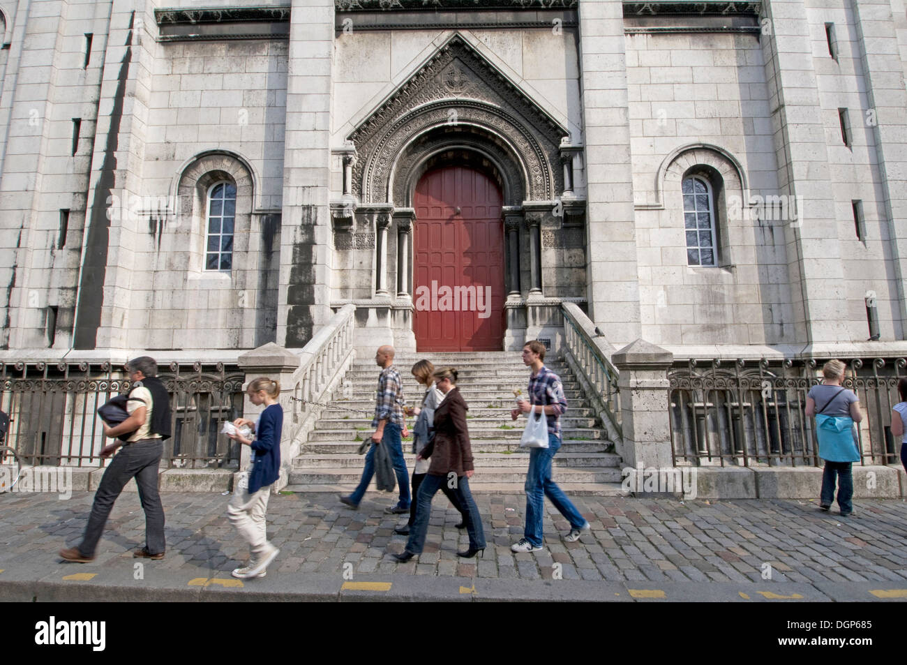 Les gens à l'extérieur de la basilique du Sacré-Cœur à Montmartre, Paris, France Banque D'Images