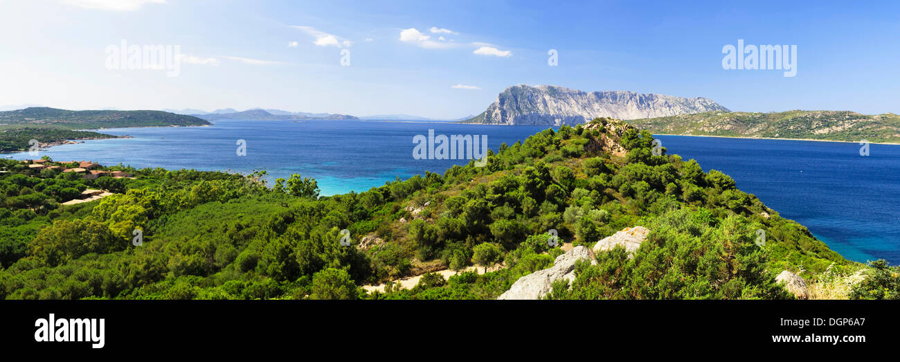 Vue de Capo Coda Cavallo sur la côte est de la Sardaigne en direction d'Olbia, Baronia Province, Sardaigne, Italie, Europe Banque D'Images