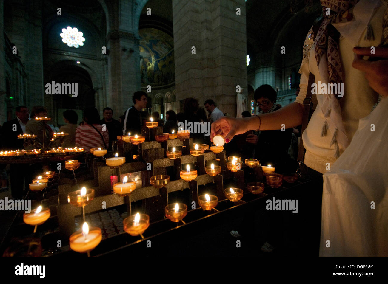 Éclairage femme bougie dans la basilique du Sacré-Cœur à Montmartre, Paris,  France Photo Stock - Alamy