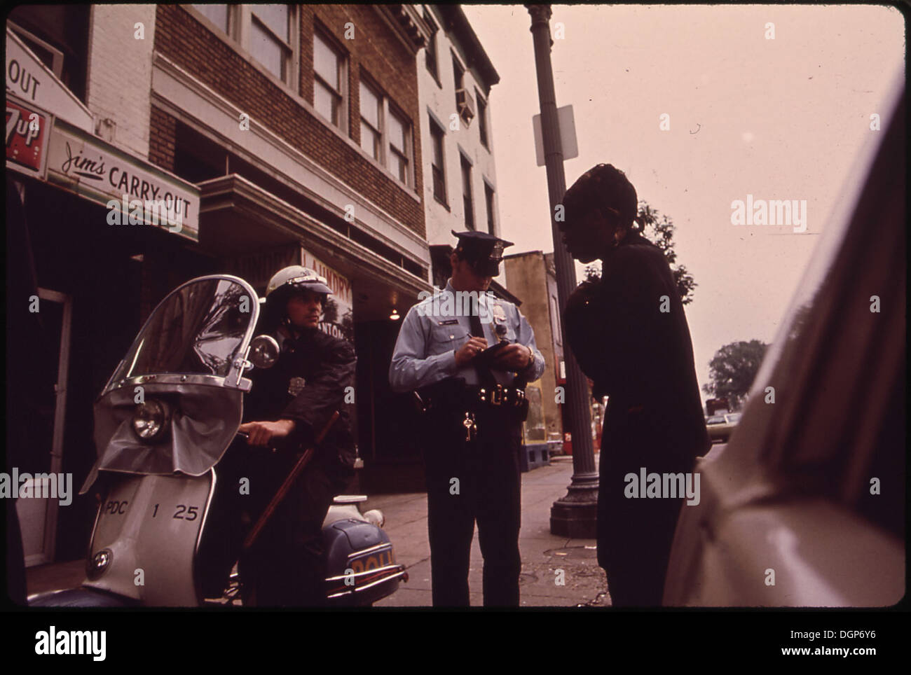 Un policier rédige un rapport sur un perturbateur régulier de la paix, documentant les activités d'application de la loi et les problèmes communautaires en cours. Banque D'Images