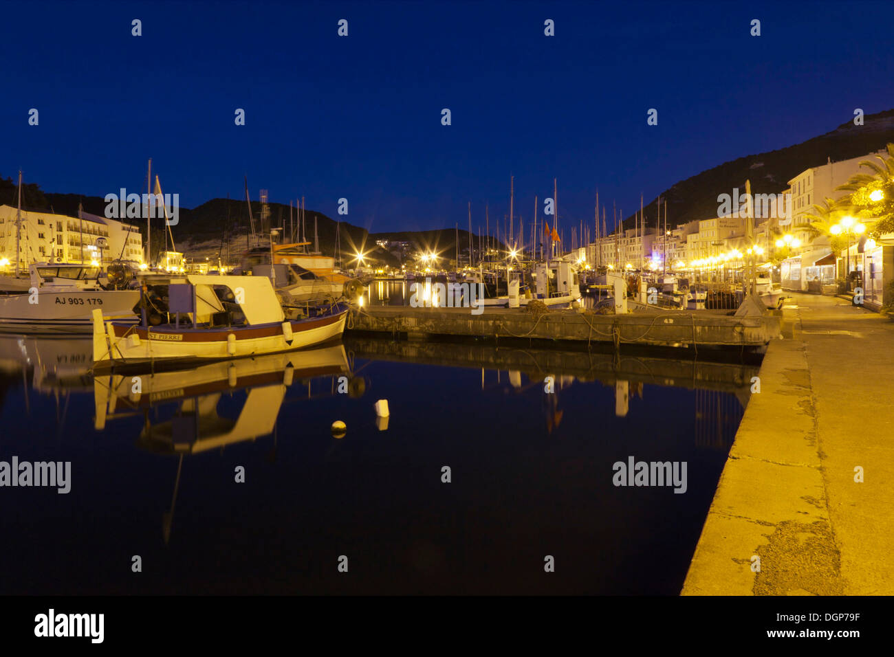 Promenade au port de Bonifacio, le détroit de Bonifacio, Corse, France, Europe Banque D'Images