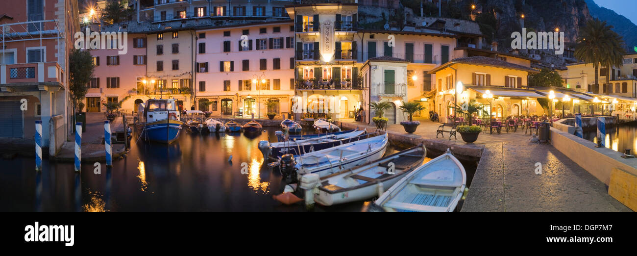 Promenade illuminée au port de Limone dans la soirée, le lac de Garde, Lombardie, Italie, Europe Banque D'Images