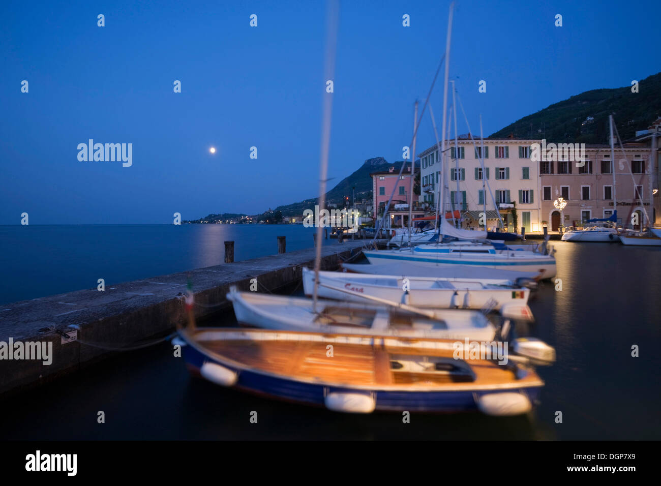 Lune sur le port de Moniga del Garda, Lac de Garde, Lombardie, Italie, Europe Banque D'Images