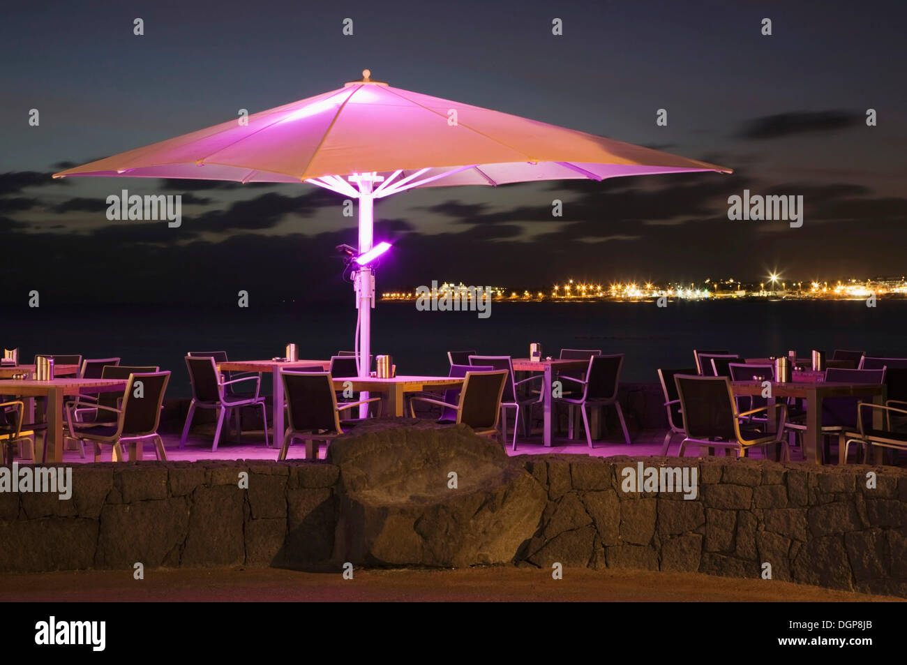 Restaurant près de la Marina Rubicon, vue en direction de Playa Blanca, Lanzarote, Canary Islands, Spain, Europe Banque D'Images
