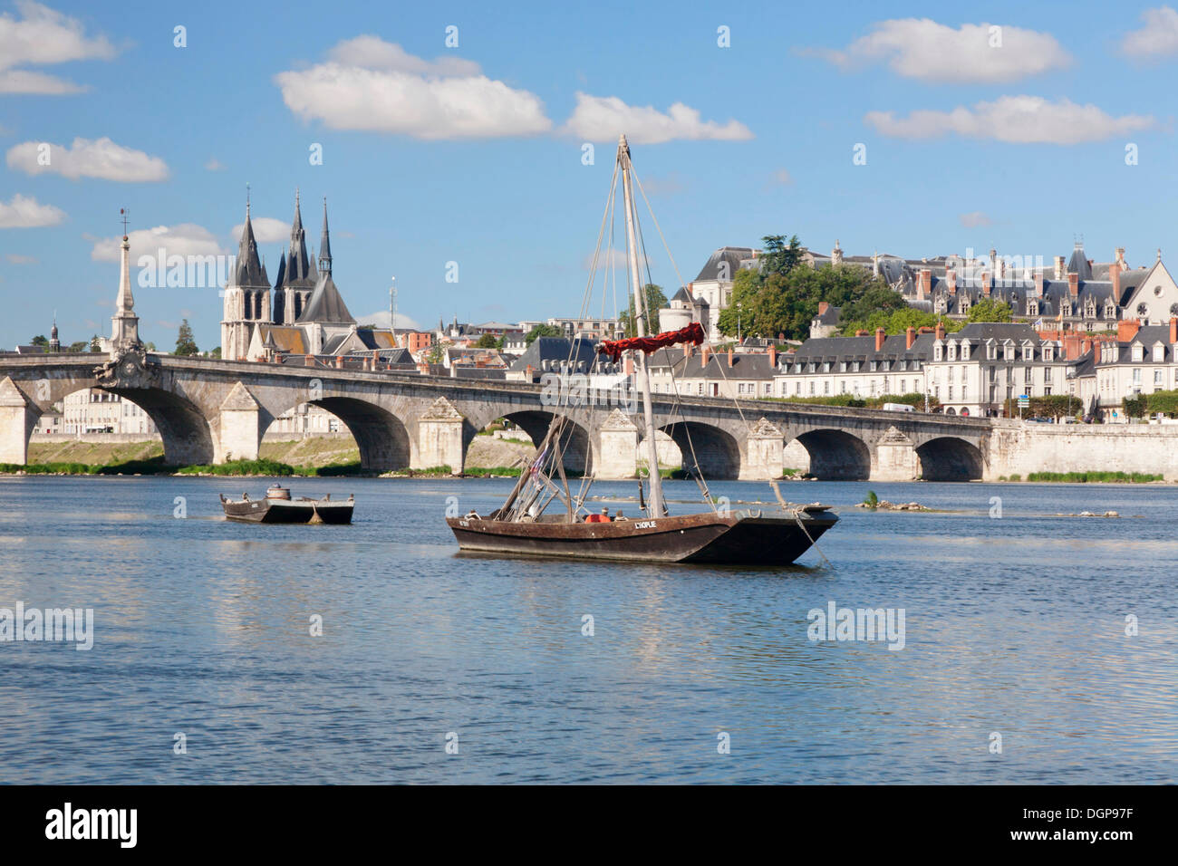 Vue sur la Loire River Bridge, pont Jacques Gabriel à Blois, et l'église de Saint Nicolas Banque D'Images