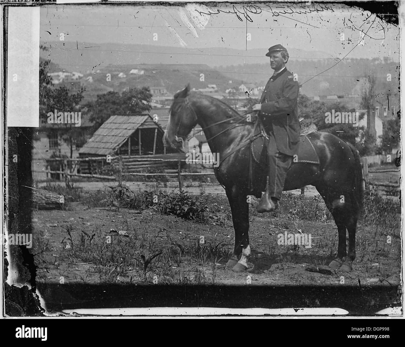 Un officier à cheval, représenté en uniforme, est montré dans l'exercice de ses fonctions dans un cadre public. L'image met en évidence le rôle des officiers montés dans l'application de la loi, en particulier dans le contrôle des foules et les patrouilles. Banque D'Images
