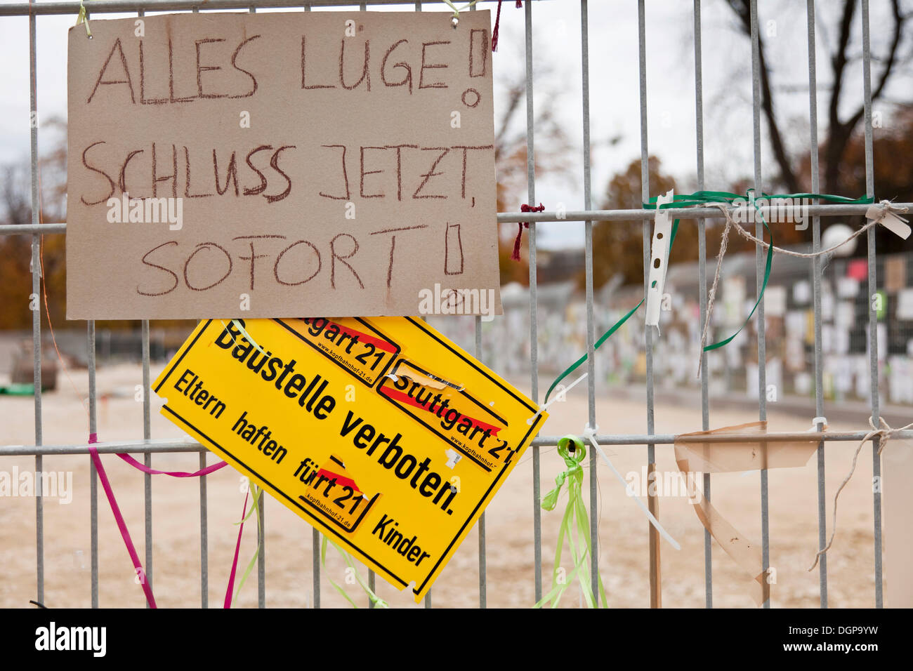 Les panneaux d'interdiction et de protestation contre les affiches projet ferroviaire Stuttgart 21, Schlossgarten, jardins du château, Stuttgart Banque D'Images