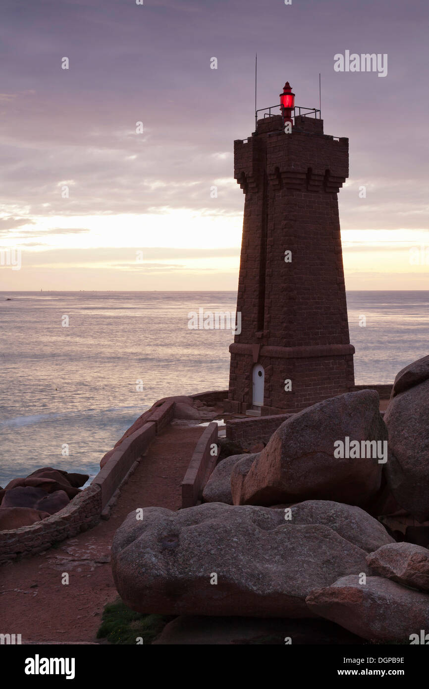 Phare de Ploumanac'h ou phare de dire Ruz phare sur la Côte de Granit Rose ou Côte de Granit Rose, Ploumanac'h, Bretagne Banque D'Images