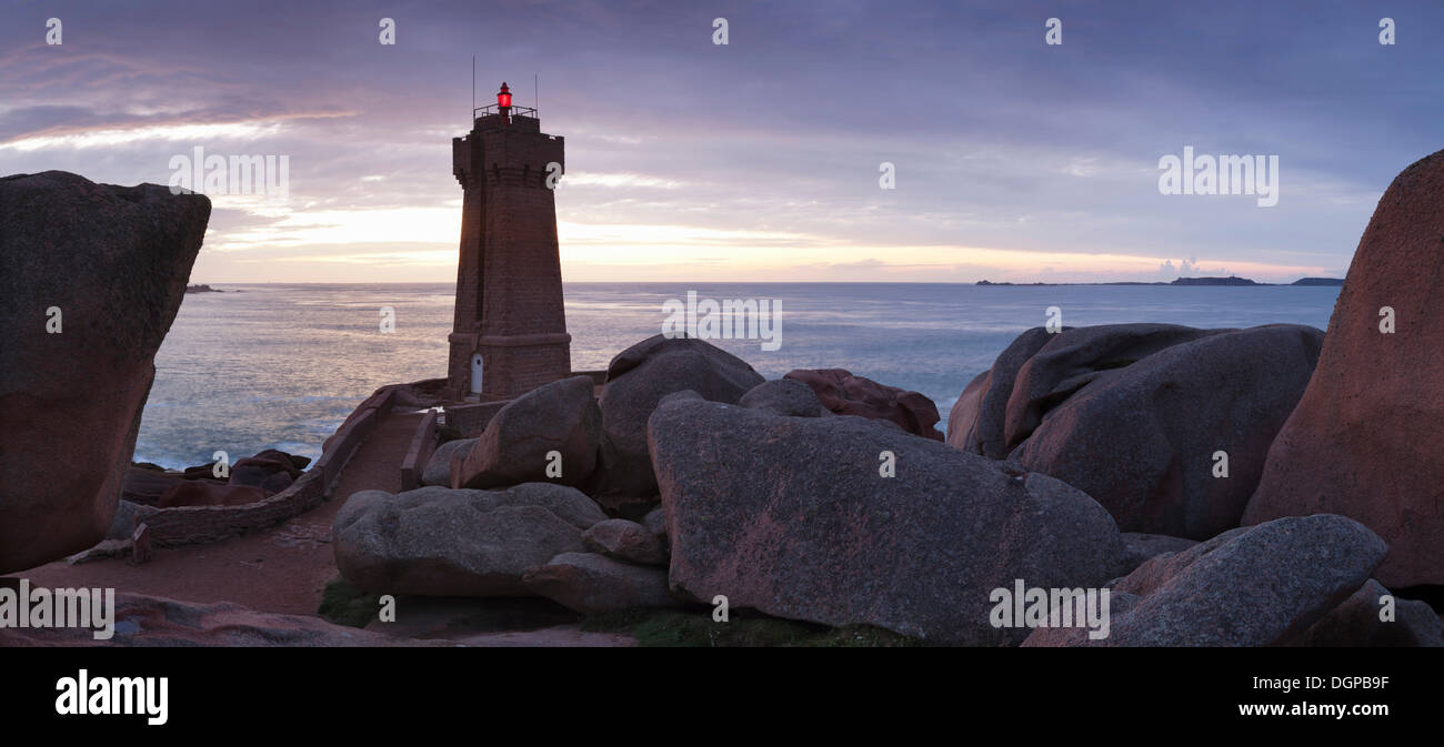 Phare de Ploumanac'h ou phare de dire Ruz phare sur la Côte de Granit Rose ou Côte de Granit Rose, Ploumanac'h, Bretagne Banque D'Images