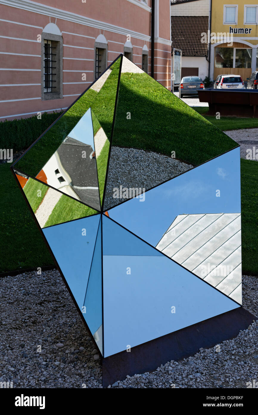 Un objet miroir pentagonale par l'artiste Manfred Hebenstreit couple et Billa, jardin, Peuerbach Schlosspark Banque D'Images