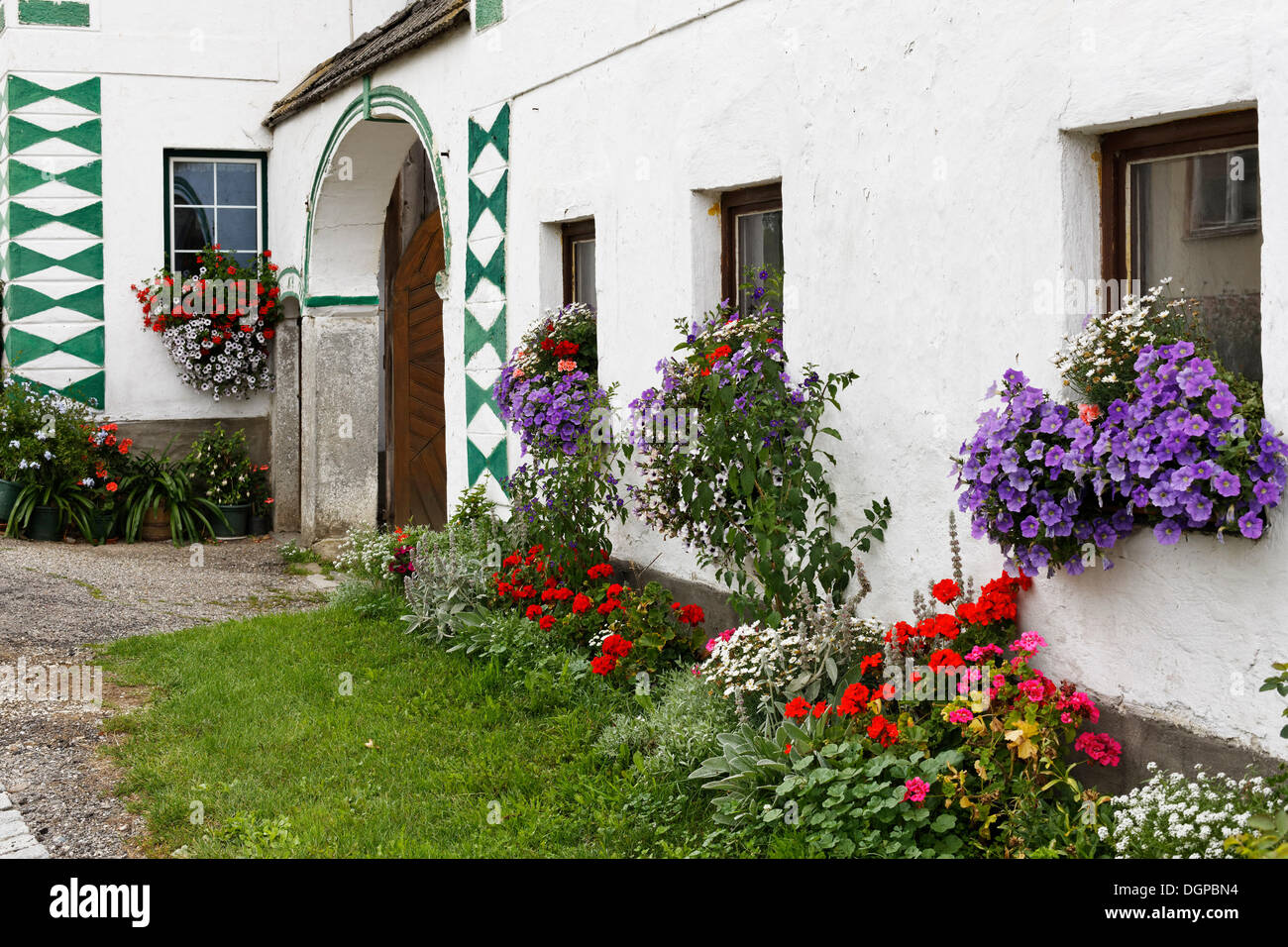 Ferme traditionnelle avec Unterneudorf Schlaegl, fleurs, Muelhlviertel, région, Haute Autriche, Autriche, Europe, PublicGround Banque D'Images