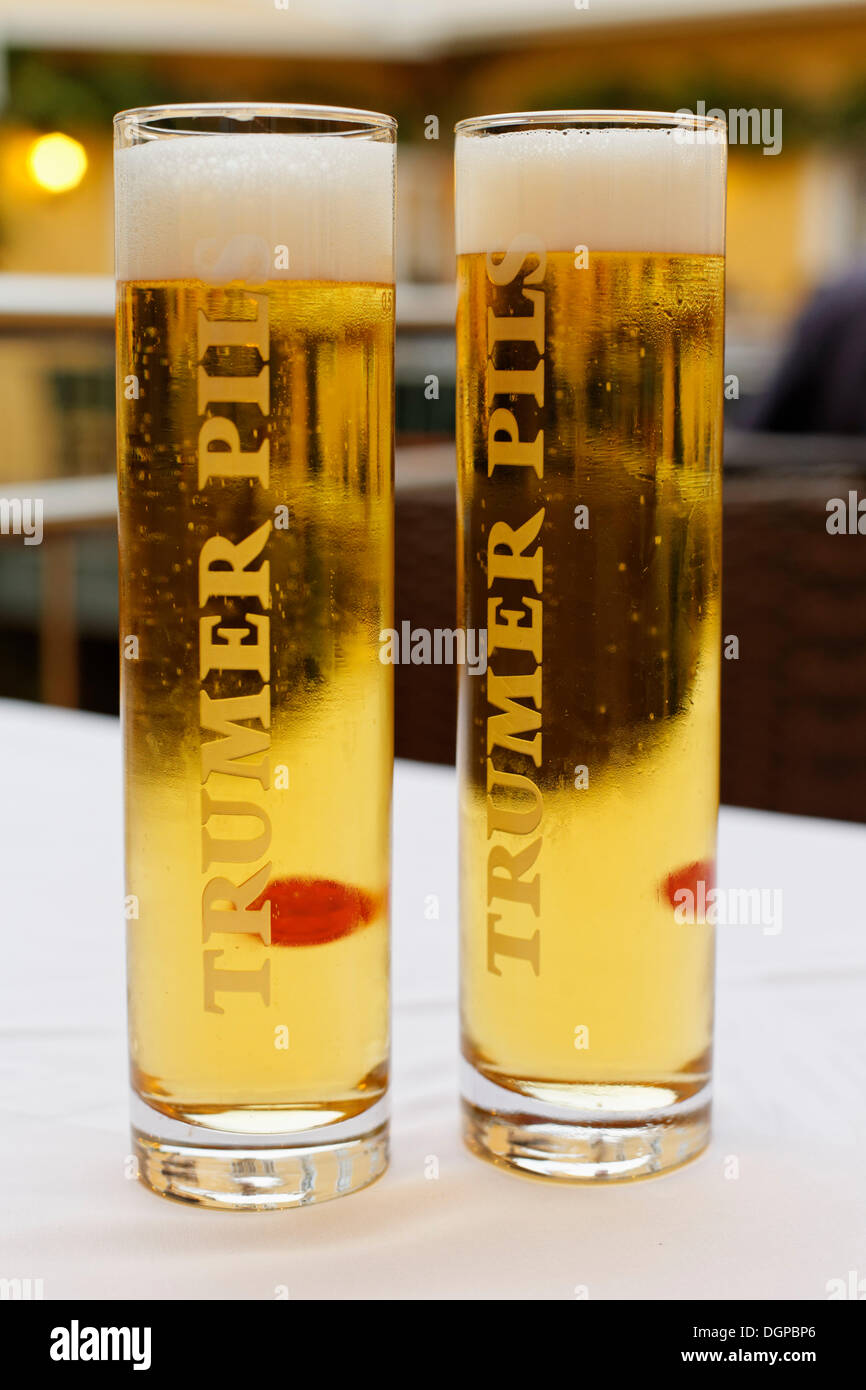 Deux verres de bière Pils Trumer étiquetés, de Salzbourg, Grein, Haute Autriche, Autriche, Europe Banque D'Images