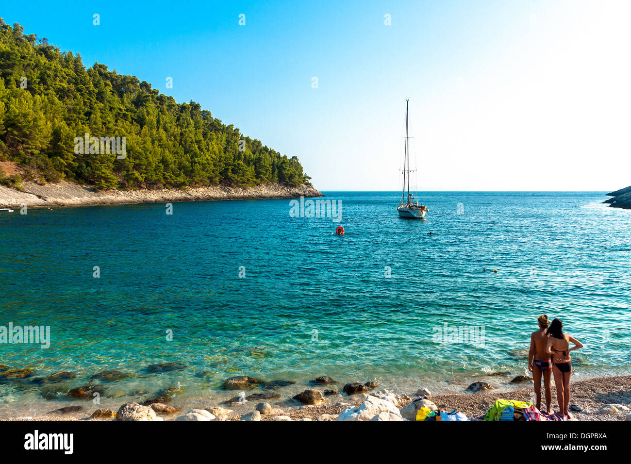 Les touristes se détendre sur Pupnatska beach près de Pupnat, Croatie Banque D'Images