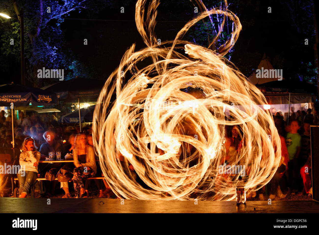 Spectacle de feu pendant le marché de nuit festival, Arefu, Fuenfseenland, région de la Haute-Bavière, Bavière Banque D'Images