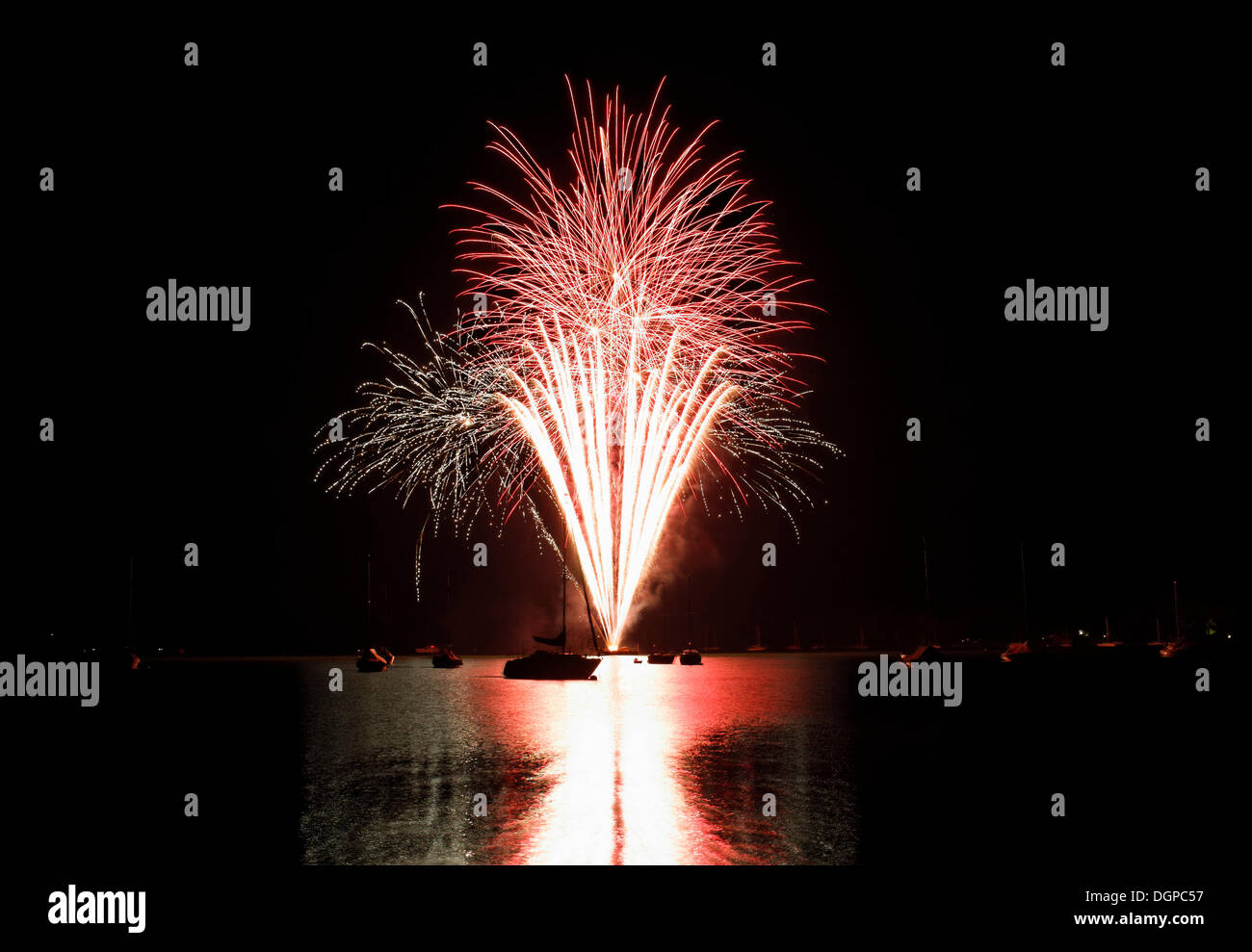 D'artifice sur le lac Ammersee pendant le marché de nuit festival, Arefu, Fuenfseenland région, Haute-Bavière Banque D'Images