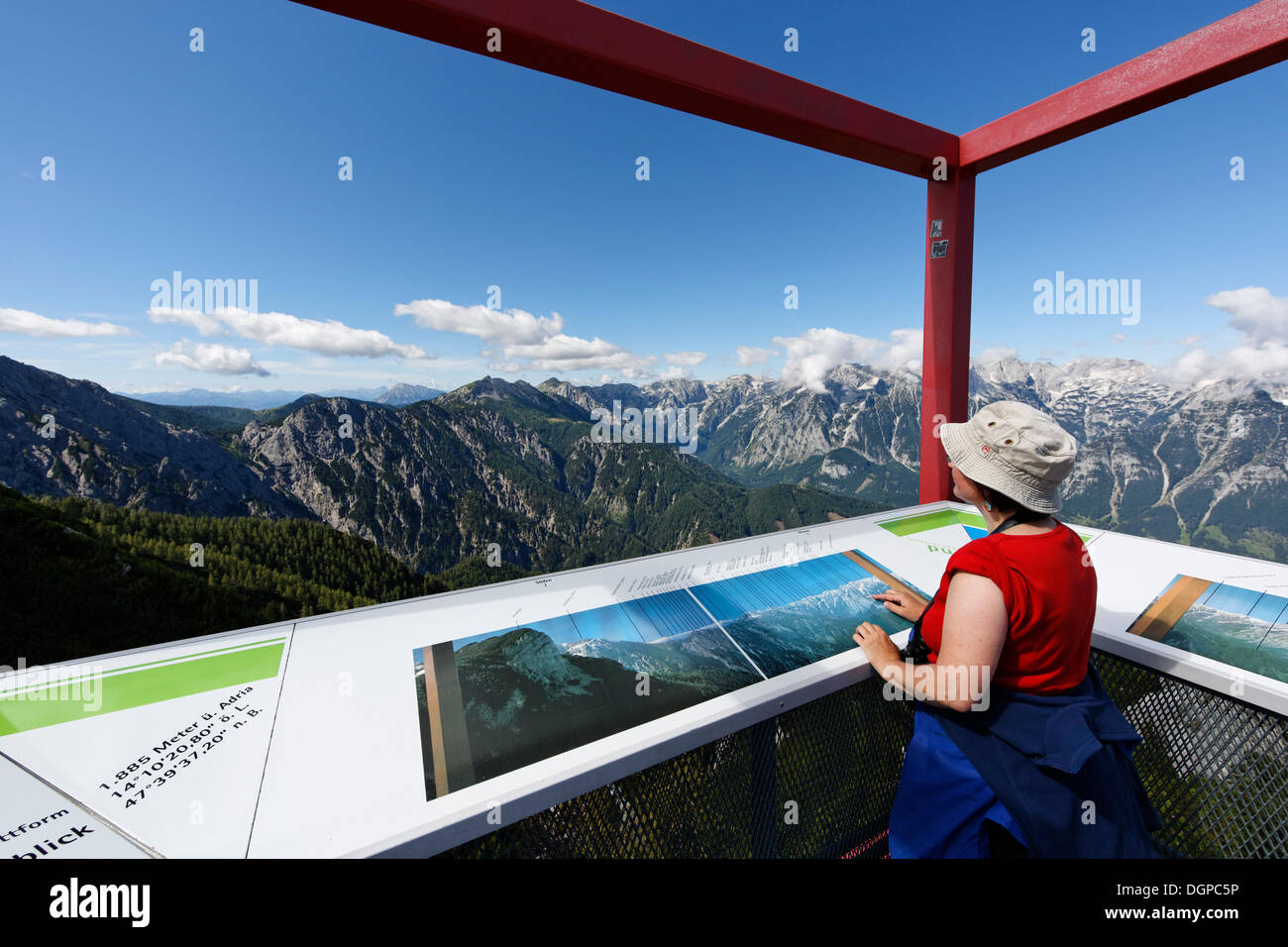 Femme à la terrasse d'observation sur la montagne Hoess Hutterer, Totes Gebirge, gamme Pyhrn-Priel Région, district de quart Banque D'Images