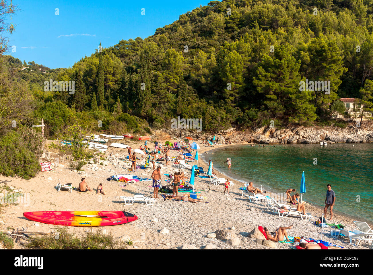 Les touristes se détendre sur Pupnatska beach près de Pupnat, Croatie Banque D'Images