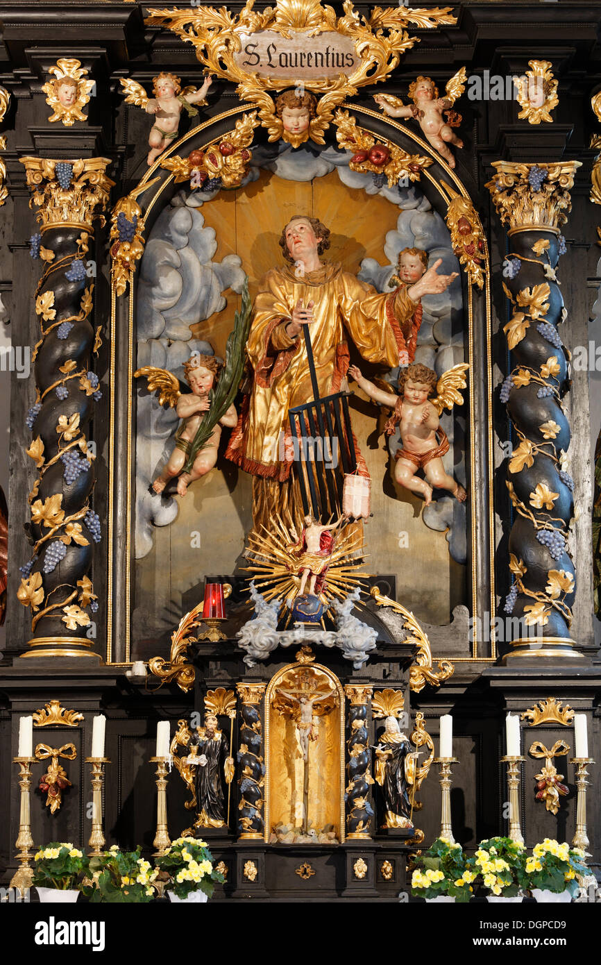 Statue de Saint Laurent sur le maître-autel par Meinrad Guggenbichler, Église Paroissiale de St Laurent à Attersee Banque D'Images