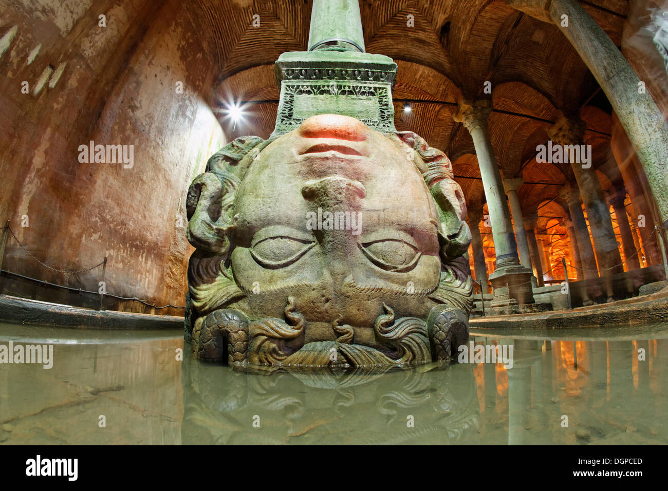 Tête de Méduse dans la citerne Yerebatan, Citerne Basilique ou Yerebatan Sarnici, Sultanahmet, Istanbul, Turquie, du côté européen Banque D'Images